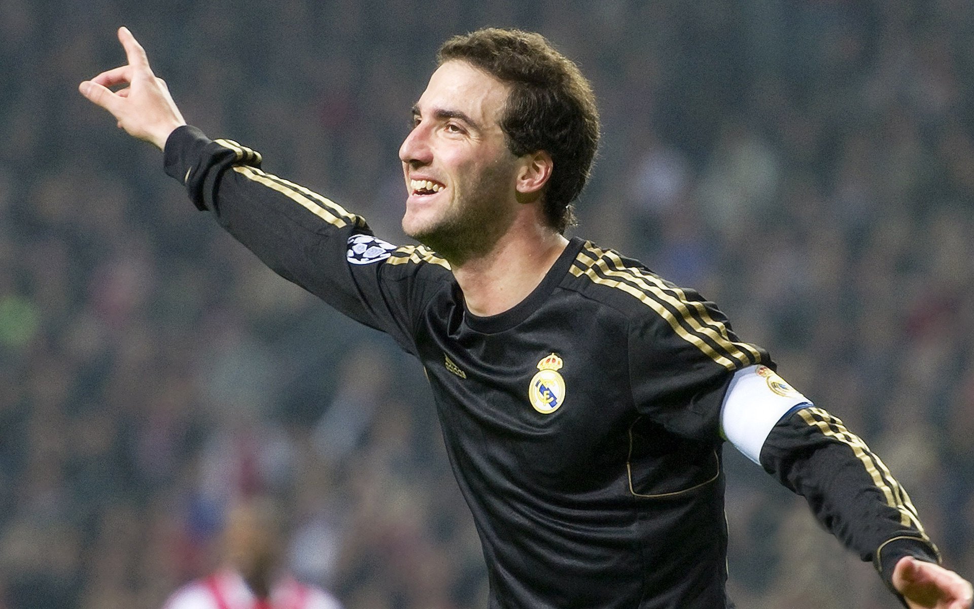 _彩色城锁跑：在城市墙壁留下奔跑的轨迹_，彩色城市图片大全